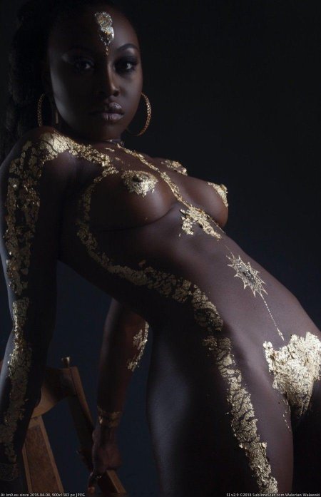 Чернокожая девушка в золоте