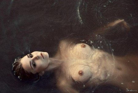 Голенькие девушки в воде
