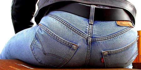 Красивые женские попки в джинсах