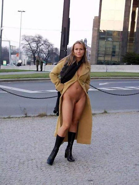 Голые женщины в пальто