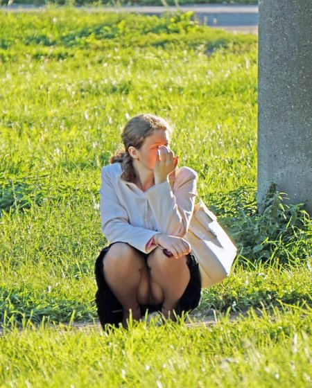 Девушки без трусов на корточках