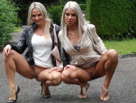 Без трусов девушка