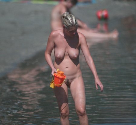 Обнаженная мама