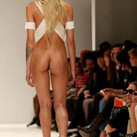 Голые модели идут по подиуму