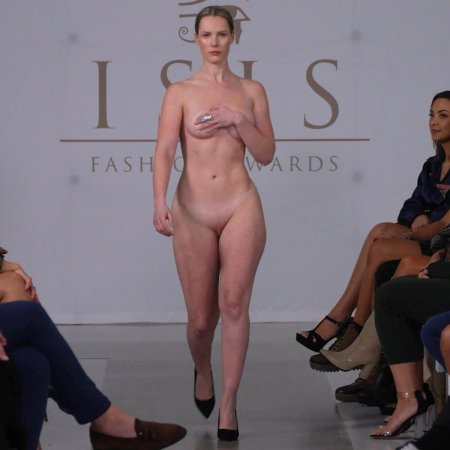 Показ голых моделей