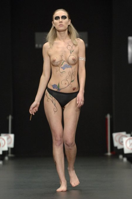 Модели на подиуме без одежды