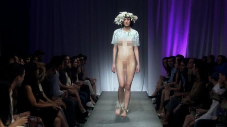 Голые модели на показе мод