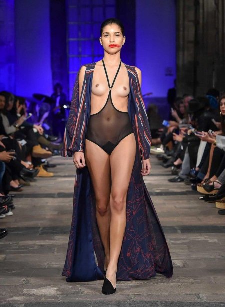 Голые модели на показе