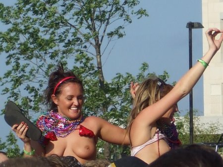 Светит сиськами на пингпонге