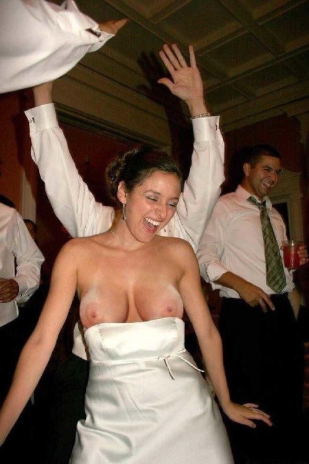 Селебрити засветила голые соски