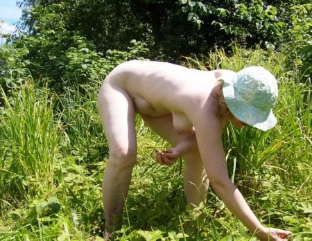 Голые женщины на огороде