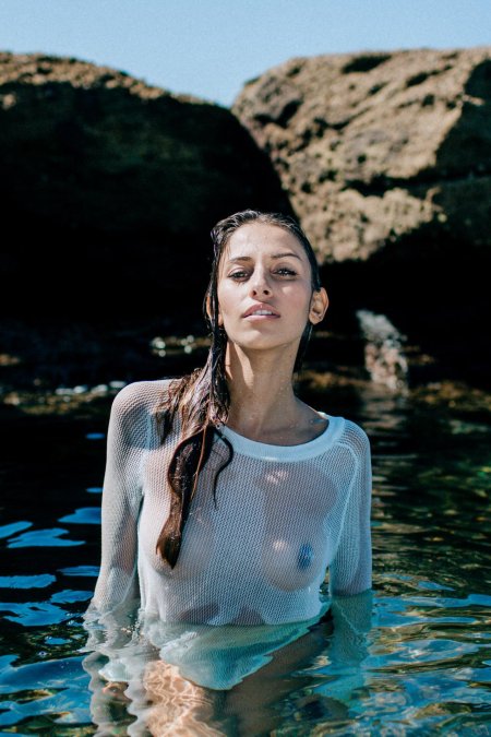 Девушка в мокрой одежде