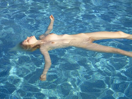 Голые синхронистки в бассейне