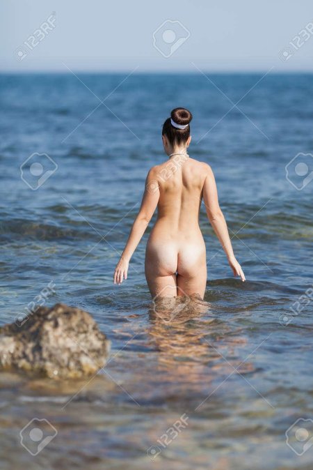 Девушки ню на пляже