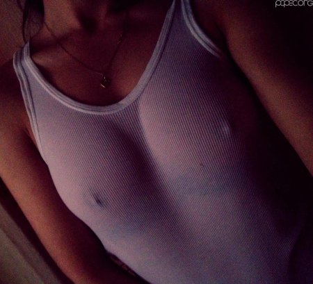 Красивые сиськи под футболкой