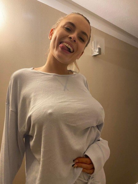 Без лифчика