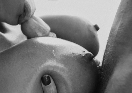 Порно между сисек