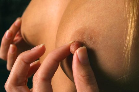 Ласкает соски