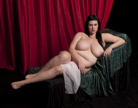 Голая пышная женщина