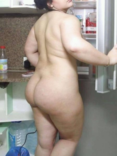 Толстая женщина на холодильник