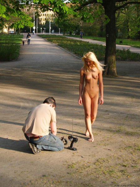 Голышом по улице