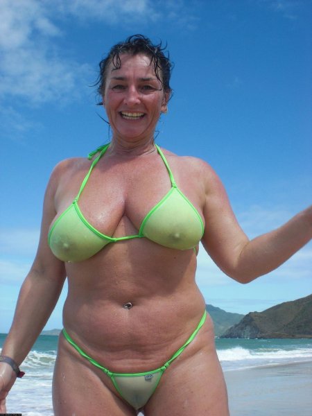 Пожилые женщины в бикини