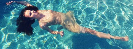 Эмили дидонато плавает в бассейне