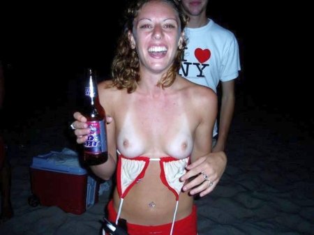 Пьяные девушки показывают грудь