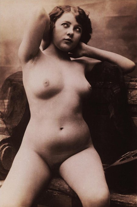 Первые снимки голых женщин