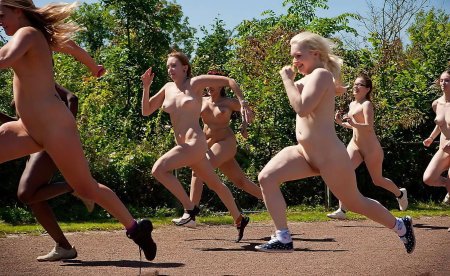 Девушки бегают голышом