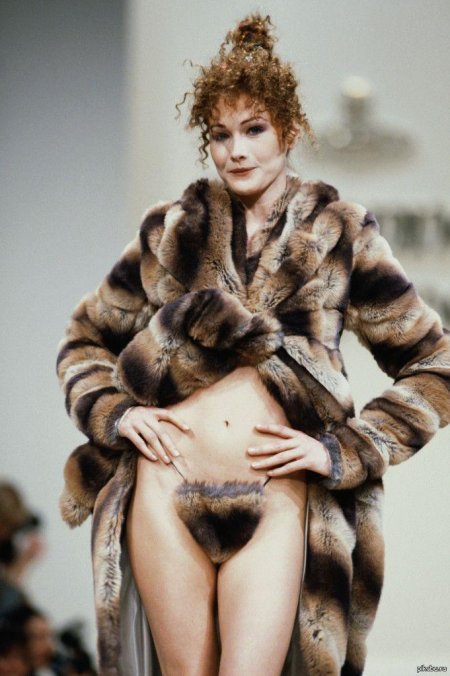Голые женщины в меховых шубах