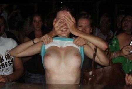 Случайно показала сиськи