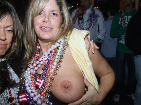 Женщина показала сиськи