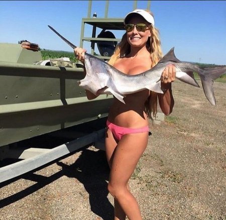 Девушка с рыбой