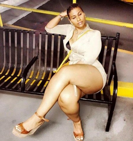 Женщина с большими ляжками