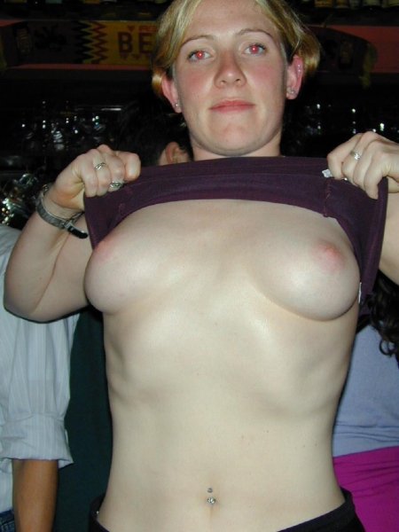 Засветила маленькие сиськи