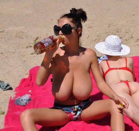 Большие сиськи на пляже