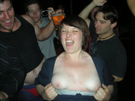 Пьяная девушка с пивом