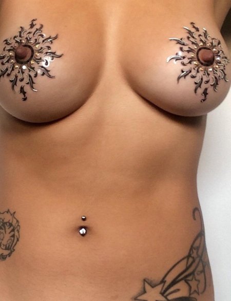 Красивая женская грудь с пирсингом