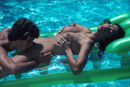 Порно у бассейна