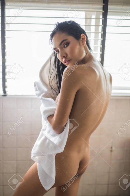 Красивые девушки в душевой кабине