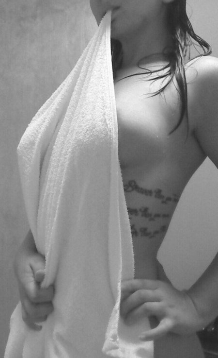 Девушка в полотенце эротично