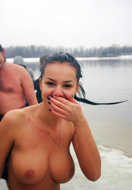 Крещенские купания голых женщин