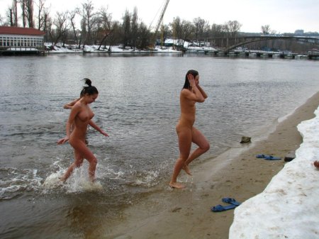 Голые школьники купаются