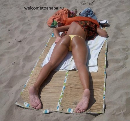 Девушка загорает на пляже