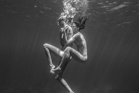 Фотосессия в стиле ню в воде