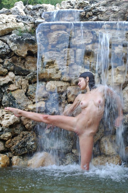 Семейный нудизм у водопада