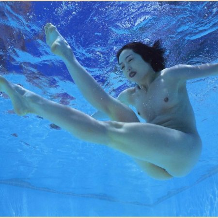 Голышом в воде