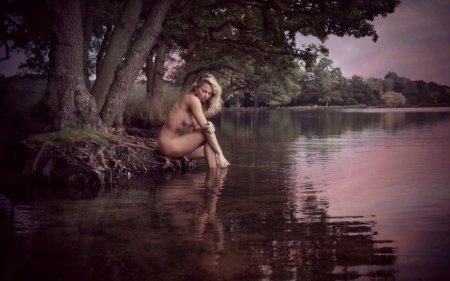 Фотосессия в стиле ню на озере