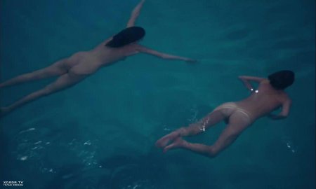 Голая под водой